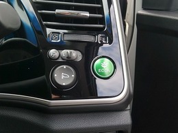 葉っぱマークのECONスイッチ！スイッチをONにするだけで、エンジンやエアコンなどを協調制御。燃費の向上に貢献します！