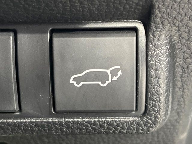 【パワーバックドア】スマートキーや運転席のボタンを押すだけでリアゲートが自動で開閉します！荷物を持っている時や、高い位置にあるバックドアを閉める際に便利な機能です♪