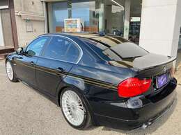 セダンの風格あるボディラインにアルピナ伝統のゴールドデコラインは色気を感じるほど美しい仕上がりになっており、機能美を追求したアルピナエアロと左右デュアルの4本出しマフラーが凄みを感じさせます。