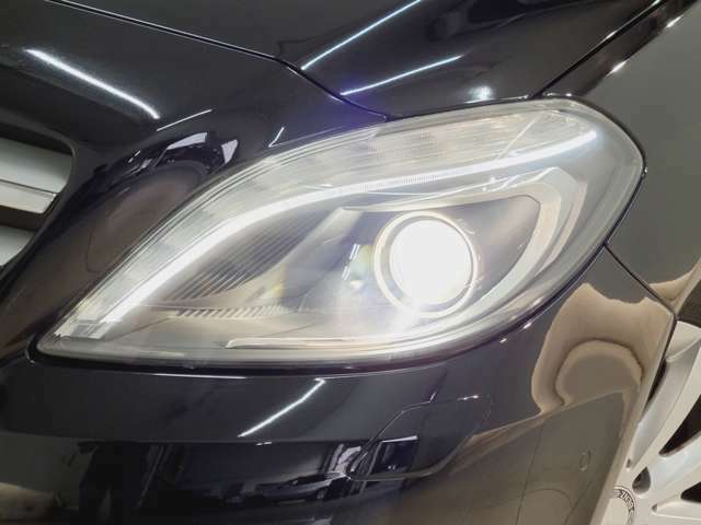 眩い光を放つBi-Xenonヘッドライト。ポジショニングランプ、ウィンカーにはLEDが採用されており、視認性の良さはさることながら、デザイン性も非常に良くできております。
