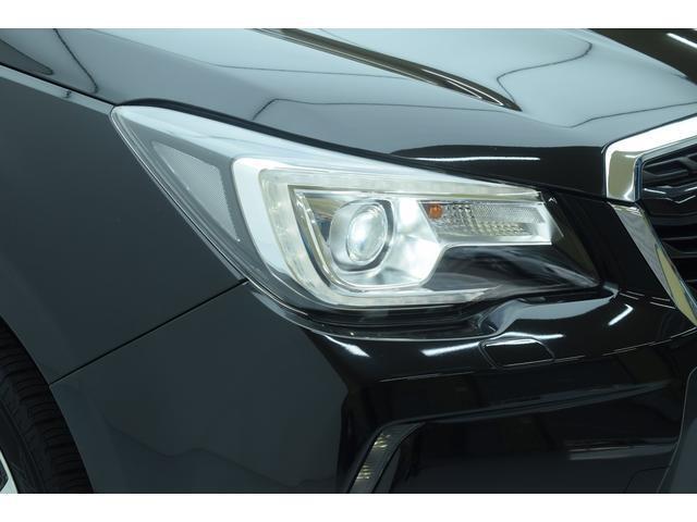 LEDヘッドライト。カーブや交差点を曲がるときステアリング操作に連動して進行方向の先を照射する機能も備えています。