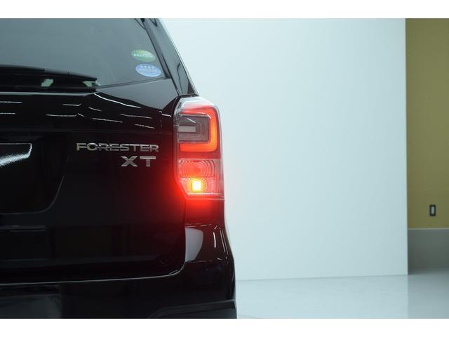 濃霧時など視界が悪い際に後続車に自車位置を伝えるリヤフォグランプ