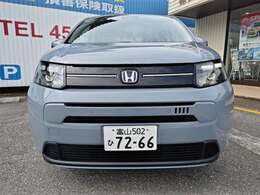 お車を安心してお使い頂くため、当社ではエンジンオイル・オイルエレメント・ワイパーゴム・バッテリー・キーレス電池・発炎筒は交換して納車致します。（本体価格が30万円以上のお車に限る）