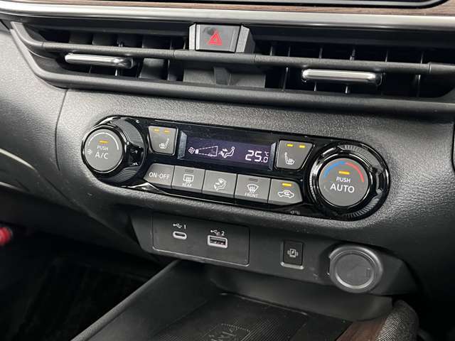 オートエアコンで快適な車内温度を演出してくれます！