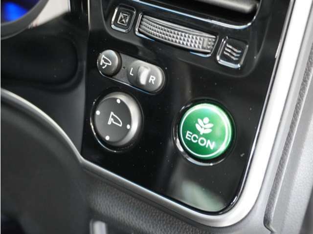 電動格納ドアミラー、手元もボタン一つでミラーを格納できます。ECONボタンをONにすれば省エネ運転も出来ます。