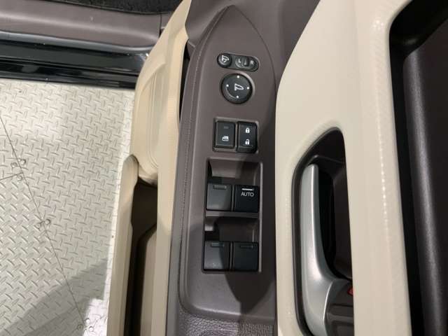 狭い駐車場で便利な電動格納ドアミラーが付いています。