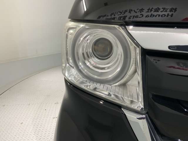 LEDヘッドライトは、点灯の瞬間から最大光量を発揮し、突然暗くなるトンネルなどでの安定感を高めます。