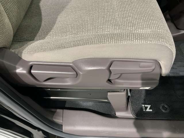 シートハイトアジャスターが付いているので運転姿勢を調整するのに便利ですね。身長に合ったシートポジションは安全運転や疲労軽減にもつながります。