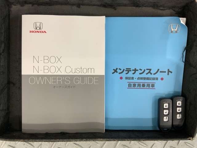 スマートキーは鍵をバッグに入れたままでもドアロックの開閉やエンジンのON・OFFができます。夜間や雨の日も鍵を探さなくて良いので便利です。