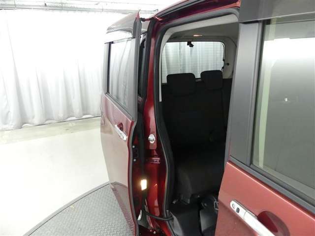 両側パワースライドドア付きだから、狭い駐車スペースなどでの 乗り降りラクラク！小さなお子さまのいるご家庭には嬉しい装備。