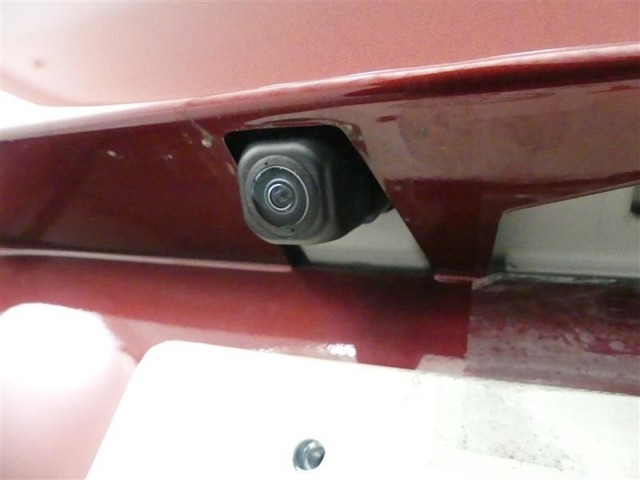 バックカメラが付いているので後方確認が非常にしやすいです。今や運転初心者も熟練者も必須装備！ついていて損はないですね♪