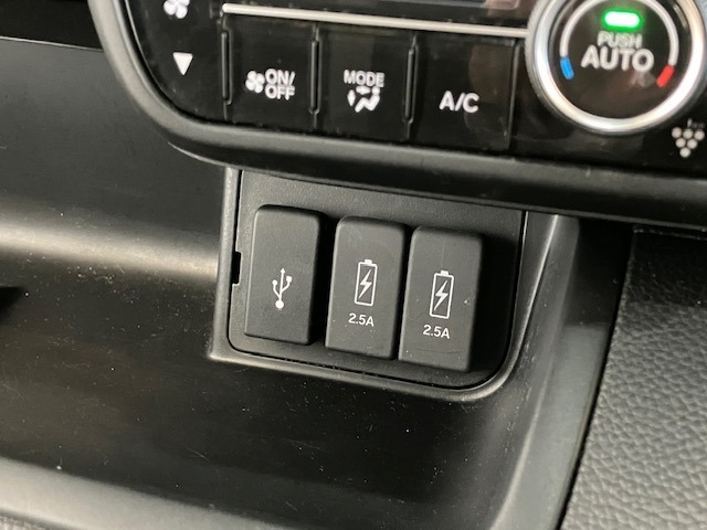 USB充電口を搭載しています！携帯電話の充電などに便利です！