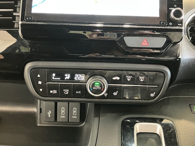 ＜フルオートエアコン＞汗ばむ夏・じめじめする梅雨・寒い冬でも簡単操作で1年中快適なカーライフが楽しめます！オートモード以外にも風の調節や温度調節もできます！