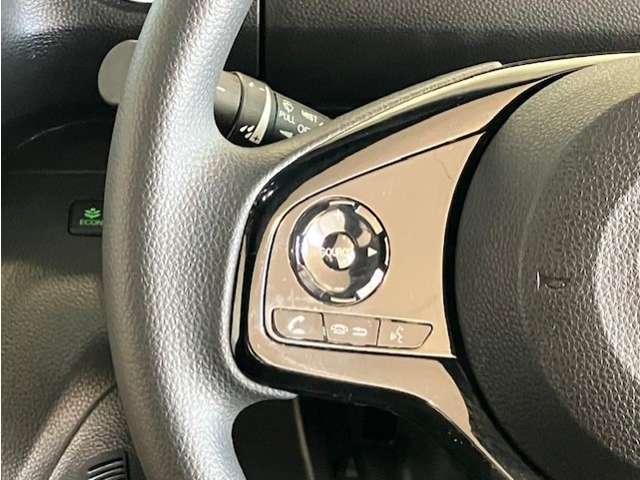 【ハンドルオーディオリモコン】手元でナビやオーディオの操作も可能です。走行中でもハンドルから手を離さずに操作ができて安心です。