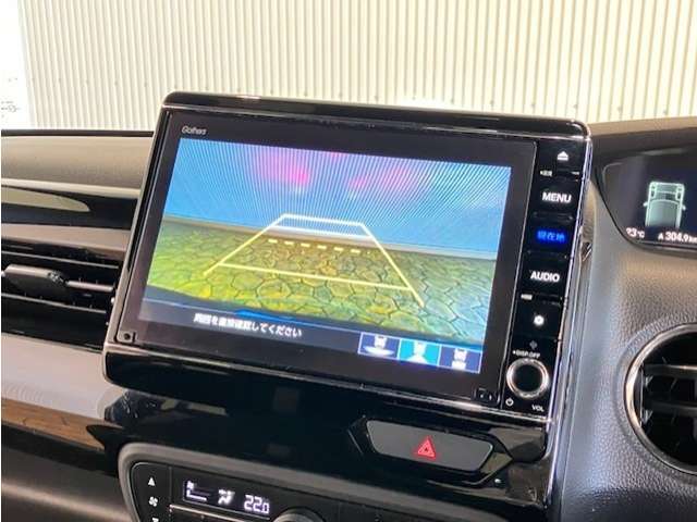 【バックカメラ】リバースにするだけで映ります、後方の安全確認や、狭い駐車場での車庫入れ、雨の日や夜間など視界の悪い時に便利です！安全にバックする為には欠かせない装備です。
