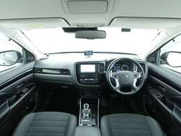 インパネ廻りと運転席です！多機能ながらもスッキリとまとまったインパネ廻りは運転操作に迷いにくくなっております！