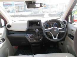 シフトレバーをダッシュパネルセンターに装備。運転席、助手席の足元すっきり！