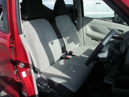 大きなベンチシートで足元もヒロビロ■大型シートで座り心地は快適♪中央にはアームレストが付いてゆったりドライブ♪　シートヒーター（運転席＆助手席）装備(*^-^*)