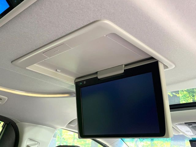 【フリップダウンモニター】大画面モニターで後席でもエンタメをお楽しみいただけます。小さなお子様にも大人気の装備です♪