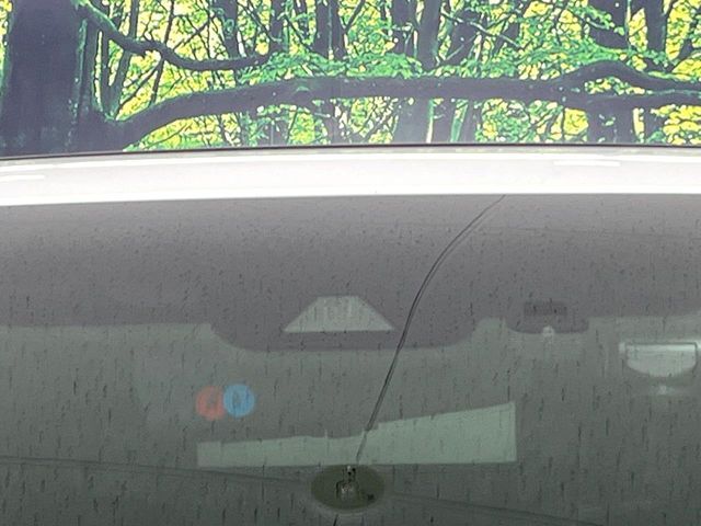 【トヨタセーフティセンス】走行中に前方の車両等を認識し、衝突しそうな時は警報とブレーキで衝突回避と被害軽減をアシスト。より安全にドライブをお楽しみいただけます。