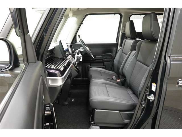 ベンチシートで運転席から助手席への移動もスムーズです！