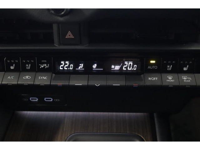 運転席と助手席、それぞれ温度調節ができ、オールシーズン快適なオートエアコンとなっております！
