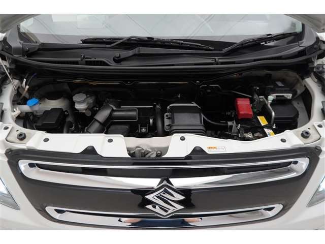 エンジンルームの樹脂部分は丁寧に磨いてツヤをだしています。当社の中古車のエンジンルームクリーニングはとても自信があります★