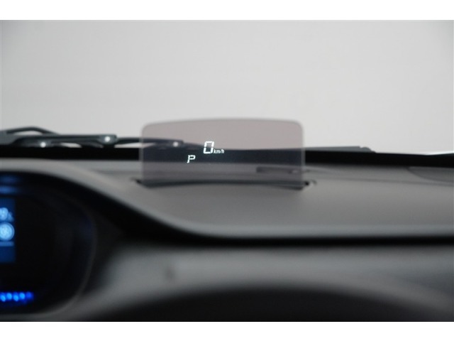 カラーヘッドアップディスプレイ付き。少ない視線移動で情報を確認できるので、運転の疲労軽減に繋がりますよ♪