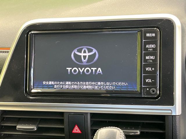 【純正ナビ】人気の純正ナビを装備しております。ナビの使いやすさはもちろん、オーディオ機能も充実！キャンプや旅行はもちろん、通勤や買い物など普段のドライブも楽しくなるはず♪