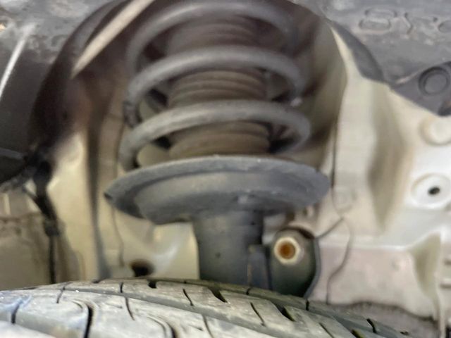 お車を安心してお乗りいただく為には、足回りの定期点検が欠かせません。サービスサポート（有償保証）では無料点検もご提供しており、安心のカーライフをお過ごしいただけるサポート体制が整っています。