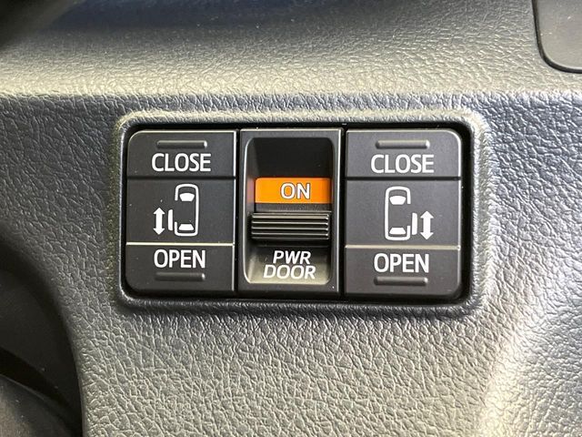 【両側パワースライドドア】スマートキーや運転席のスイッチで後席両側スライドドアの開閉が可能♪電動だから力を入れてドアを開ける必要が無く、小さなお子様でも簡単に開け閉めでき快適です♪