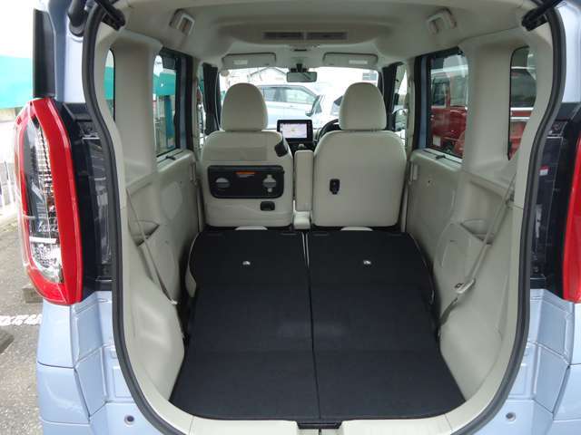 リヤシートを畳むとより広い荷室になります。