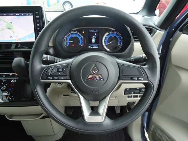 手元で安全に操作出来るステアリングオーディオリモコン装備です。