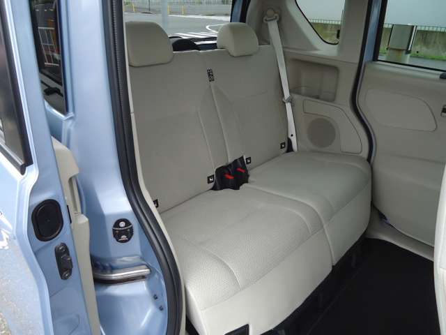 左右分割でリクライニングできます。