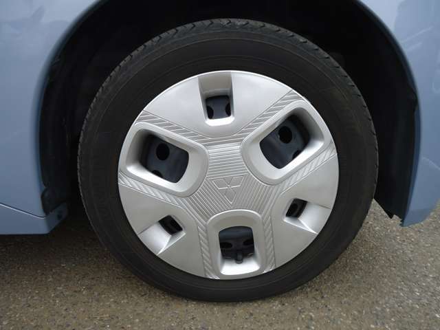 三菱純正ホイールキャップ。タイヤは155/65R14です。