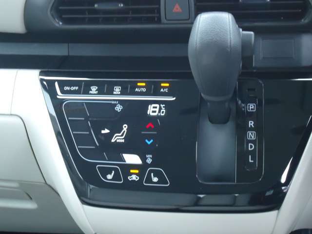 便利で快適なタッチパネル式オートエアコン装備です。