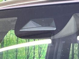 【ホンダセンシング】走行中に前方の車両等を認識し、衝突しそうな時は警報とブレーキで衝突回避と被害軽減をアシスト。より安全にドライブをお楽しみいただけます。