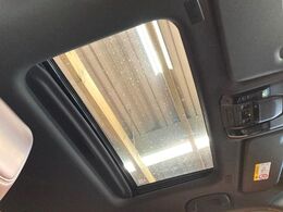 【サンルーフ】開放感たっぷりの希少装備、サンルーフが装着されています！車内に明かりを取り入れたり景色を楽しむ以外にも、車内の空気も簡単に換気できて快適です！