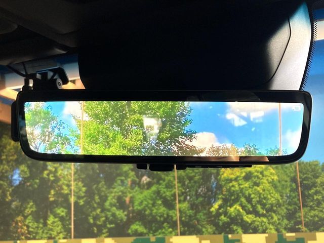 【デジタルインナーミラー】後席の大きな荷物や同乗者で後方が確認しづらい時でも安心！カメラが撮影した車両後方の映像をルームミラー内に表示。クリアな視界で状況の確認が可能です！