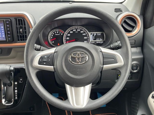 インテリアに合わせたデザインのステアリングは、運転される方のことも考え、運転しやすい形状、大きさです。是非一度、実際に触ってお確かめください。