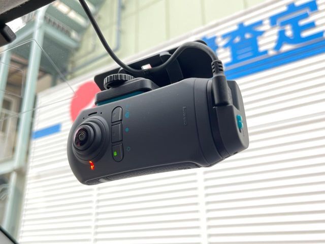 【ドライブレコーダー】安心・安全なカーライフに必須のドライブレコーダーを装備！走行中はもちろん、あおり運転や事故に遭遇した際の状況も映像で記録し、万一のリスクに備えます。