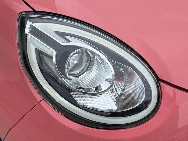 【LEDヘッドライト】悪天候や夜間走行時も良好な視界を確保し安心して運転できる高輝度LEDヘッドライトを装備！点灯速度が早く、消費電力も抑えられています。