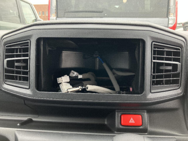 入庫後のお車は選任のスタッフによる清掃を実施！足回り、エンジンルーム、室内、室外を隅々まで綺麗にしております！全国配送も可能ですので、ご相談下さい！