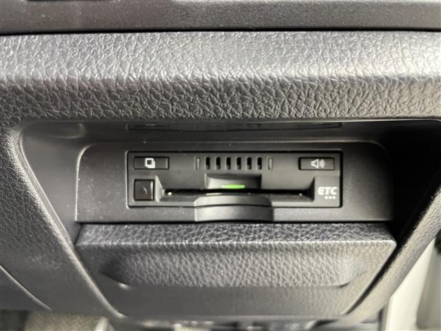 【ETC】有料道路を利用する際に料金所で停止することなく通過できる、ETC車載器（ノンストップ自動料金収受システム機器）が装備されています。セットアップを行うことで利用可能になります。