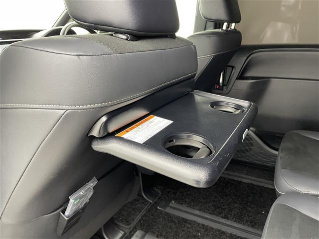 【ドリンクホルダー】長時間のドライブを快適に過ごすために、必須の車内アイテムですね。