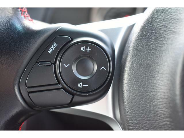 ステアリングオーディオリモコン 運転中でも音量調整やモード変更などハンドルから手を離さなくても操作が可能です。