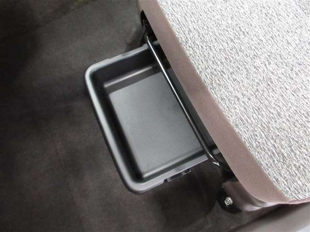 助手席にはシートアンダートレイが付き靴などの収納もできます。
