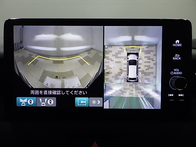 【マルチビューカメラシステム】前後左右に付いた4個のカメラにより、車を上空から捉えたような映像を映し出すなど、状況に応じた様々な視界を提供。駐車はもちろん見通しの悪い交差点や狭い道でもサポート！