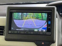 【バックカメラ】駐車時に後方がリアルタイム映像で確認できます。大型商業施設や立体駐車場での駐車時や、夜間のバック時に大活躍！運転スキルに関わらず、今や必須となった装備のひとつです！