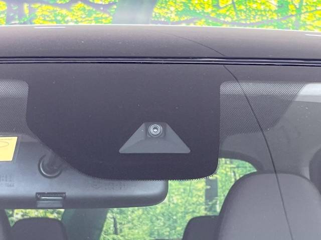 【三菱e-Assist】走行中に前方の車両等を認識し、衝突しそうな時は警報とブレーキで衝突回避と被害軽減をアシスト。より安全にドライブをお楽しみいただけます。